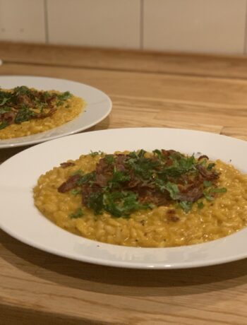 Risotto med bacon og sprød salvie